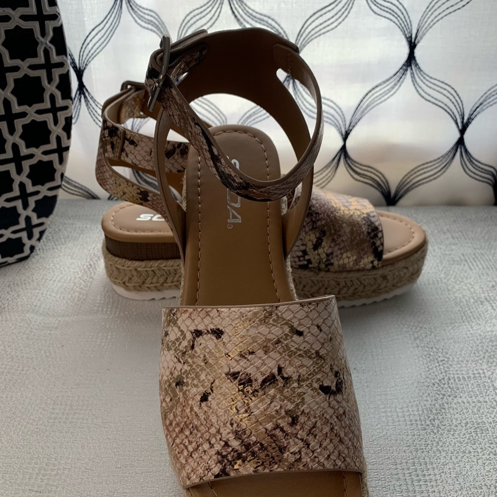 Soda Snake Skin platform Sandals women’s 6.5 or 8, 8.5,9,9.5 or 10 - Picture 9 of 16